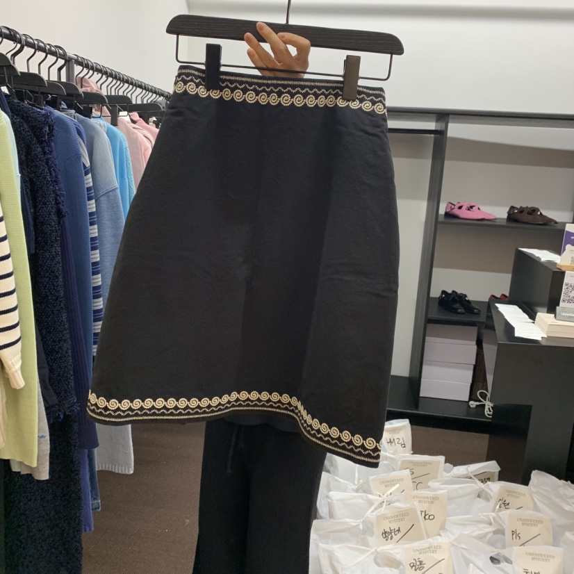 UNANSWERED-MYSTERY東大門直郵女裝新品職業半身裙中短裙刺繡UNANSWERED/MYSTERY半身裙/中短裙