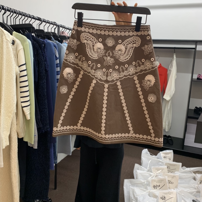 UNANSWERED-MYSTERY東大門直郵女裝新品職業半身裙中短裙刺繡UNANSWERED/MYSTERY半身裙/中短裙圖色1