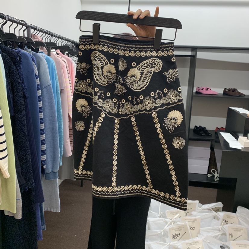 UNANSWERED-MYSTERY東大門直郵女裝新品職業半身裙中短裙刺繡UNANSWERED/MYSTERY半身裙/中短裙圖色2