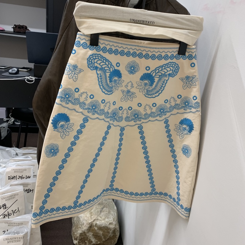 UNANSWERED-MYSTERY東大門直郵女裝新品職業半身裙中短裙刺繡UNANSWERED/MYSTERY半身裙/中短裙圖色3