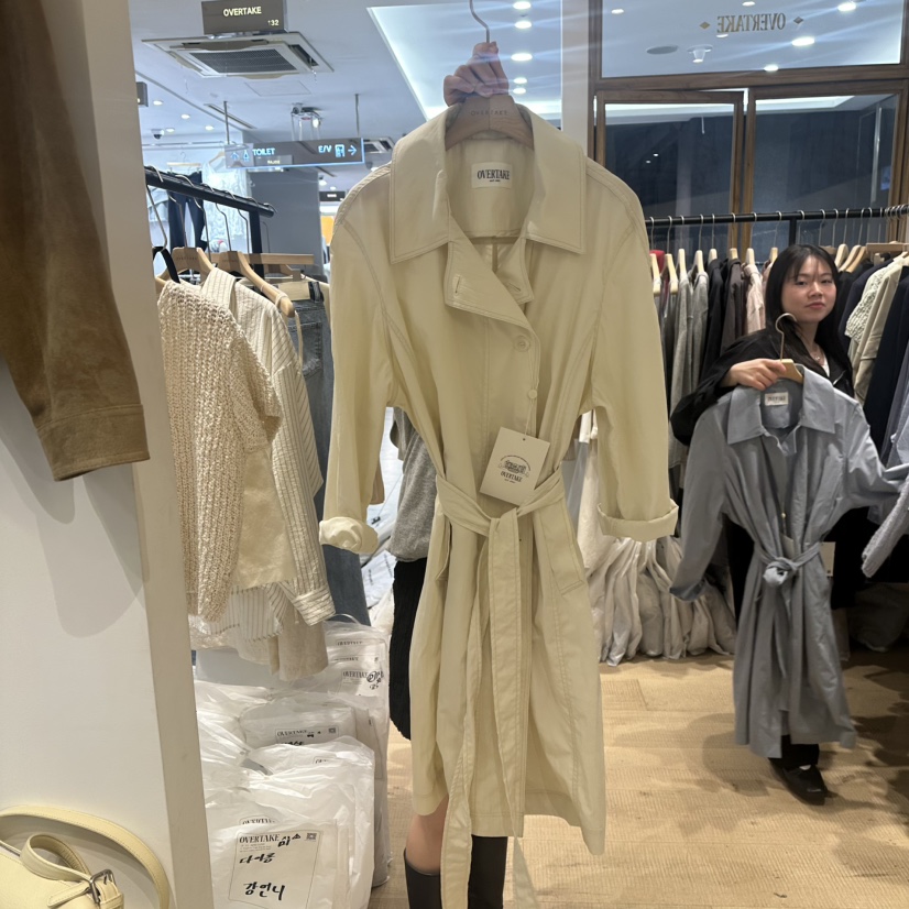 OVERTAKE東大門直郵女裝新款推薦休閑25春夏長款風衣含腰帶OVERTAKE長款風衣