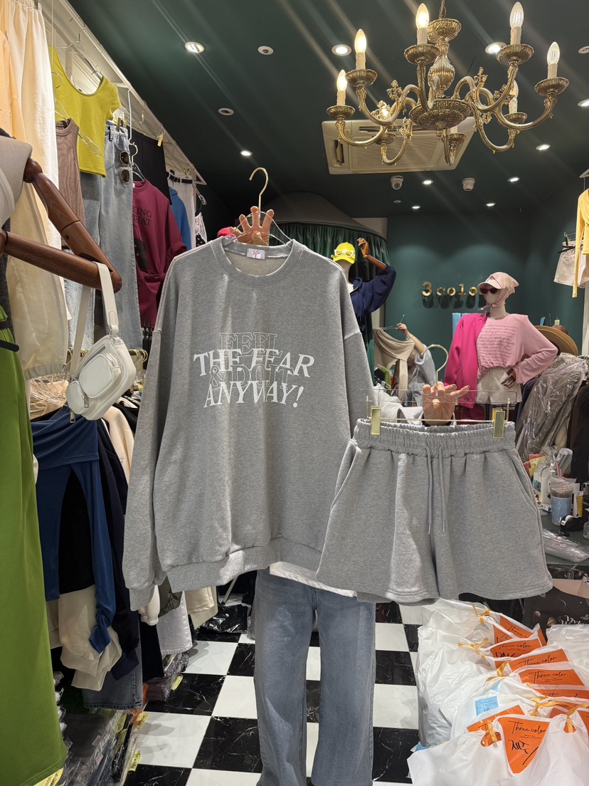 3COLOR(此品牌名稱會遭售假投訴,建議淘寶店鋪商品名稱中不要使用)韓國直郵㊣東大門實拍女裝新品熱賣套裝Three color套裝