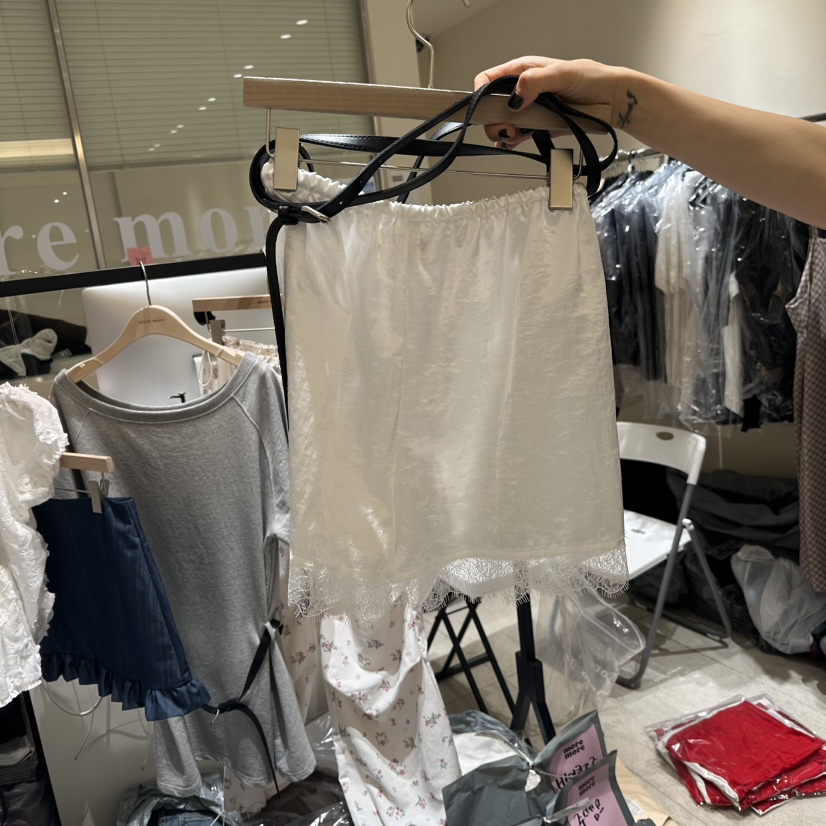 MOREMORE東大門實拍女士新品人氣真品熱賣時尚短褲蕾絲緞面more more短褲