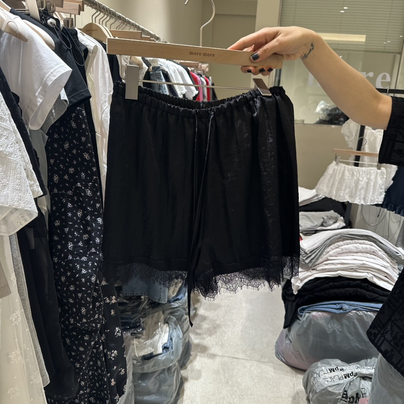 MOREMORE東大門實拍女士新品人氣真品熱賣時尚短褲蕾絲緞面more more短褲圖色2