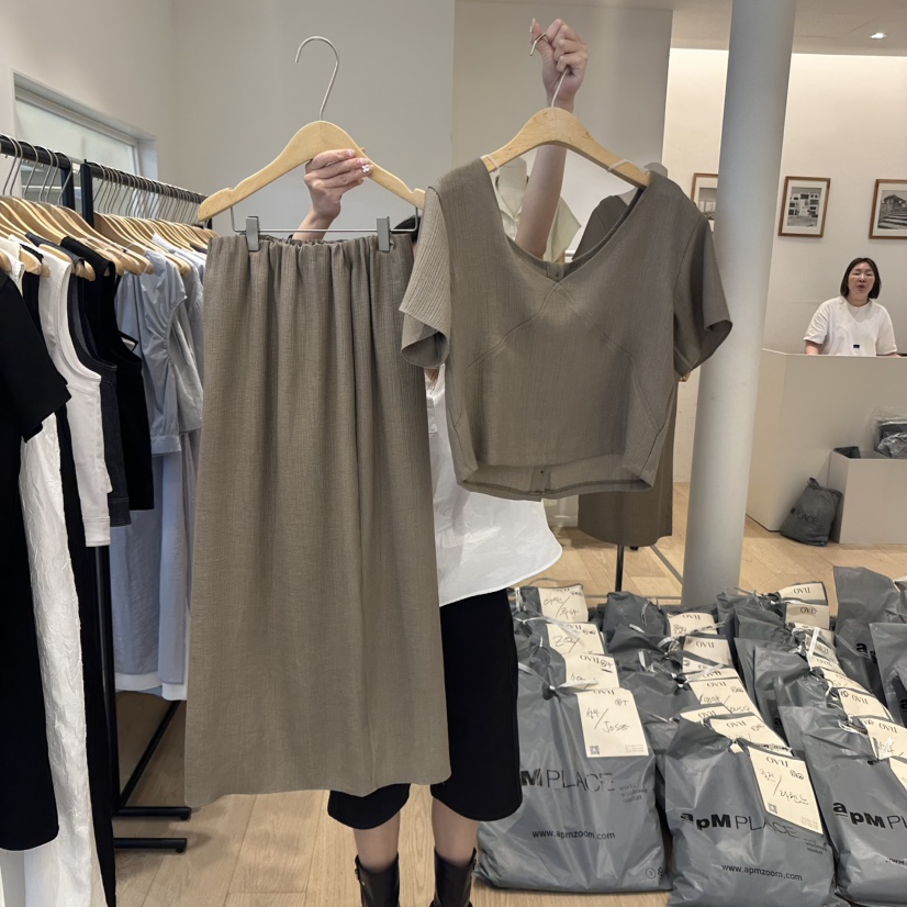 OVU韓國直郵㊣東大門實拍女裝新品人氣熱賣時尚套裝兩件套褶皺OVU套裝圖色2