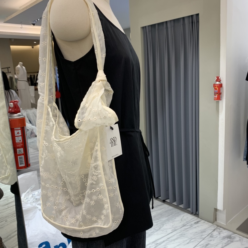 AND THE韓國直郵㊣東大門實拍女裝新品人氣單肩斜跨包蕾絲AND THE單肩/斜跨包