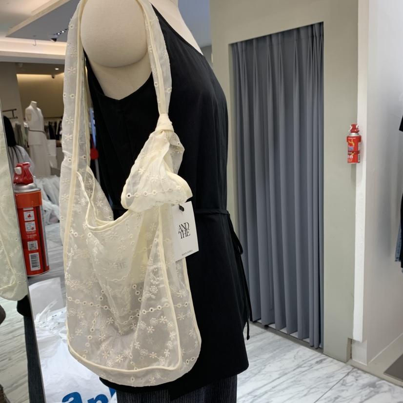 AND THE韓國直郵㊣東大門實拍女裝新品人氣單肩斜跨包蕾絲AND THE單肩/斜跨包